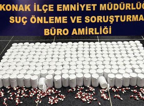 İzmir'de Uyuşturucu Operasyonu: Yüz Binlerce Hap ve Kokain Ele Geçirildi