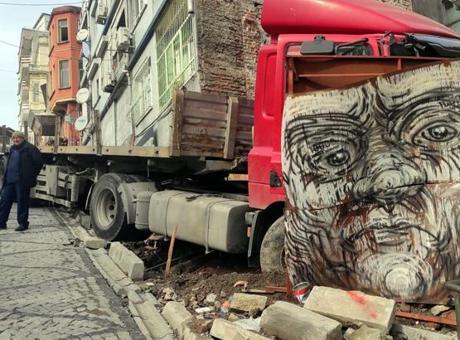 Beşiktaş'ta Bir TIR Faciasının Eşiğinden Dönüldü