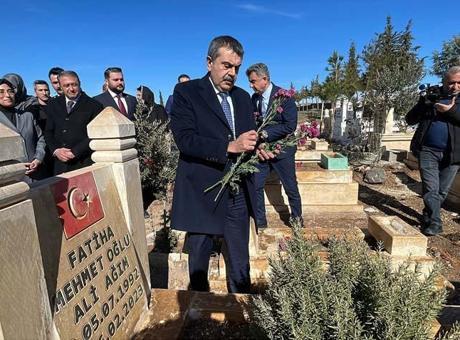 Milli Eğitim Bakanı Tekin, Şanlıurfa'da Deprem Şehitlerini Unutmadı
