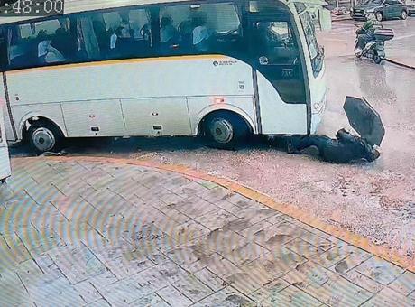 Servis Minibüsü Kadını 2 Metre Sürükledi, Yaralanmadı