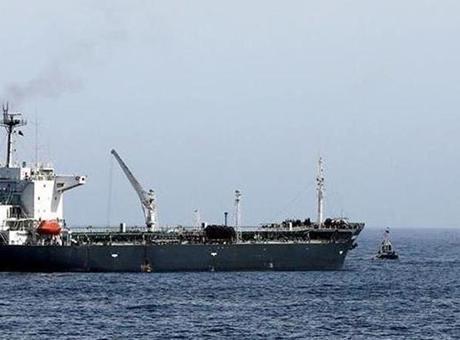 İran, Basra Körfezi'nde Kaçak Yakıt Taşıyan İki Tankere El Koydu