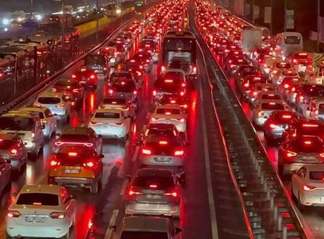 İstanbul'da Trafik Felaketi: Yoğunluk Yüzde 90'a Ulaştı!