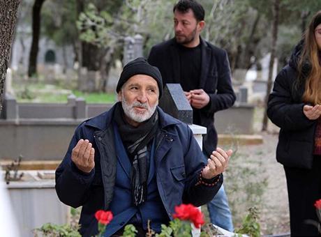 Depremde Ailesini Kaybeden Baba: 'Mezarlık Artık Evimiz Olmuş Durumda'