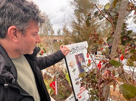 Acılı Baba Depremin 3. Yılında Kızının Kabri Başında Dualar Etti