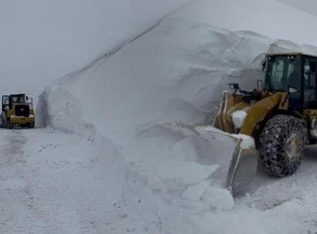 Tekman'da Kar Kalınlığı 5 Metreyi Buldu: Yol Çalışmaları Zorluklarla Devam Ediyor