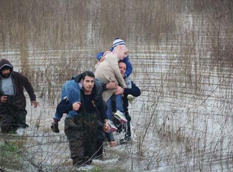 Gediz Nehri Taşınca Bağ Evinde Mahsur Kalan Baba ve 4 Çocuk Kurtarıldı