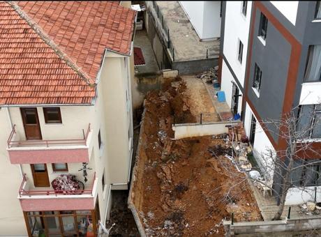 Gölbaşı'nda İstinat Duvarı Çöktü, 81 Kişi Tahliye Edildi