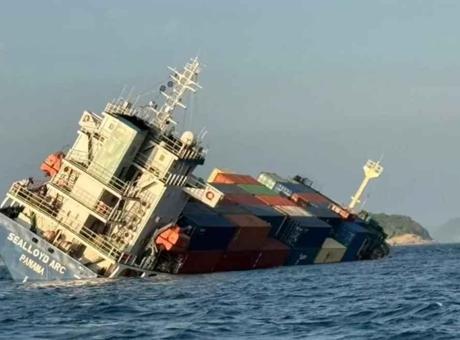 Phuket Adası'nda Kargo Gemisi Battı: Petrol Sızıntısı Alarmı