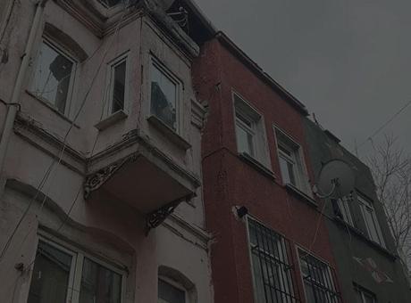 Beyoğlu'nda Trajik Bebek Ölümü: Anne ve Bakıcı Tutuklandı