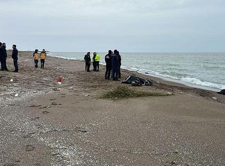 Karasu Sahilinde Gizemli Bir Ceset Bulundu