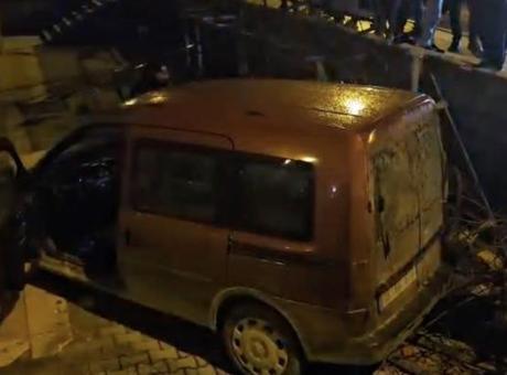 Trafik Kazası: Hafif Ticari Araç Apartman Boşluğuna Düştü, 2 Yaralı