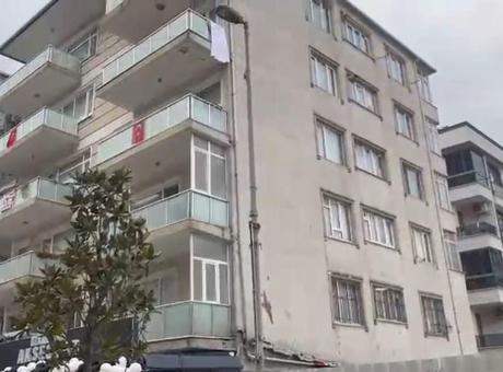 Küçükçekmece'de Endişe Verici Durum: 5 Katlı Bina Tahliye Edildi