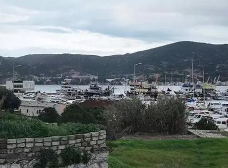 İzmir'de Göçmen Botu Batma Tehlikesi Yaşadı: 3 Kayıp, 33 Kurtarıldı