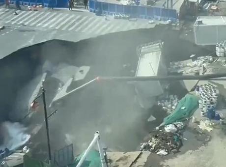 Şanghay'da Metro İnşaatı Nedeniyle Kavşak Çöktü: Cadde Büyük Bir Çukurla Yutuldu