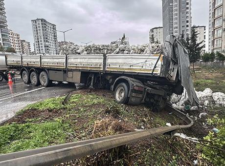 Adana'da Kontrolden Çıkan Tır Şarampole Devrildi, Trafik Durdu