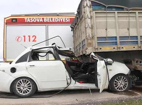 Amasya'da Otomobilin TIR'a Çarpması Sonucu İki Kişi Hayatını Kaybetti