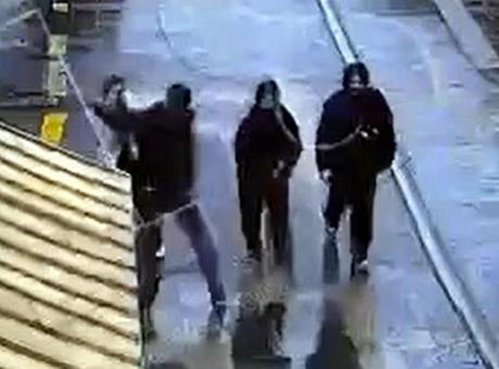 16 Yaşındaki Kız Çocuğuna Bıçakla Saldırı: Dehşet Anları Güvenlik Kamerasında