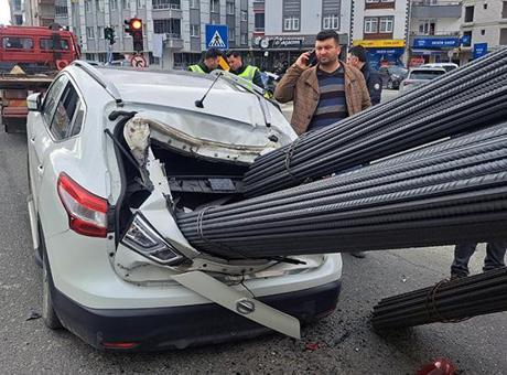 Ani Fren Yapan Kamyondan Düşen Demirler, Otomobile Saplandı
