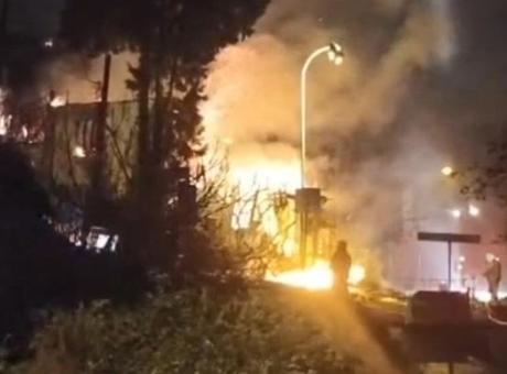 Üsküdar'da Metruğa Yanan Bina Yangını Kontrol Altına Alındı