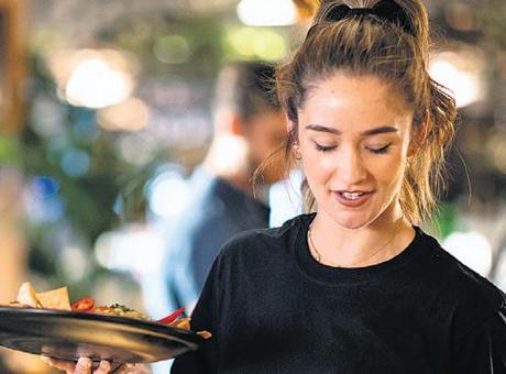 İngiltere'deki Restoran Geleneği Tehlikede: Artan Maliyetler ve Düşen Harcamalar