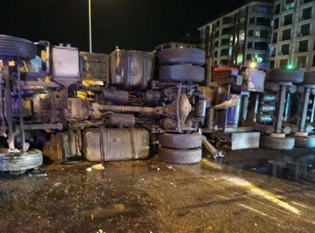 Balıkesir'de TIR Devrildi: Sürücü Kabininde Sıkıştı, İtfaiye Kurtardı