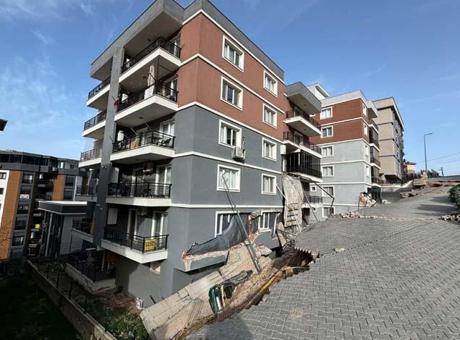 İzmir'de Sağanak Sonrası İnistinat Duvarı Çöktü: 151 Kişi Tahliye Edildi