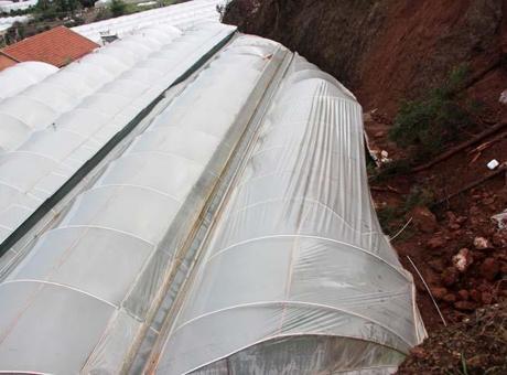 Antalya Kumluca'da Sel ve Hortum Sonrası Heyelan Endişesi