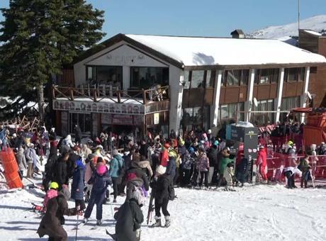 Uludağ'da Güneşli Hava ile Kayak Sezonu Zirveye Ulaştı: Kar Kalınlığı 81 Santimetre