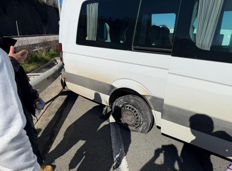 Taraftar Minibüsünde Lastik Patladı, Büyük Kaza Kolayca Atlattı