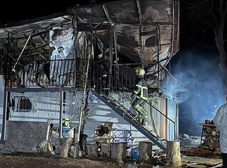 Uşak'ta Korkutucu Yangın: Prefabrik Evdeki Çift Hayatını Kaybetti