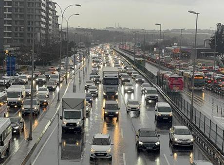 İstanbul'da Mesai Sonrası Trafik Sorunu: Yoğunluk Tüm Yolları Kapsıyor