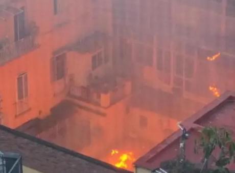 Napoli'de Tarihi Tiyatronun Çatısı Yangın Nedeniyle Çöktü