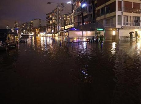 İzmir'de Deniz Seviyesi 85 Santimetreye Ulaştı, Caddeler Su İle Dolu!