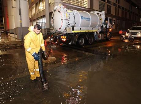 İzmir'de Deniz Seviyesi 85 Santimetre Yükseldi, Sokaklar Su Altında Kaldı