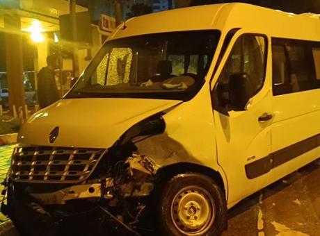 Adana'da Minibüs ile Otomobil Çarpıştı: 3 Yaralı