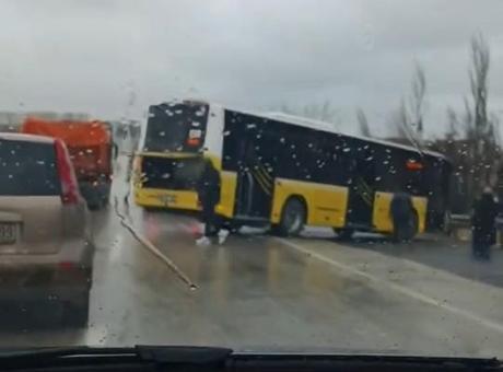 Büyükçekmece'de İETT Otobüsü Kazası: 5 Yaralı, Güvenlik Kamerası Anbean Kaydetti