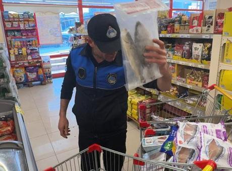 Avcılar'daki Zincir Markette Sağlık Skandalı: Son Kullanma Tarihi Geçmiş Ürünlere El Konuldu