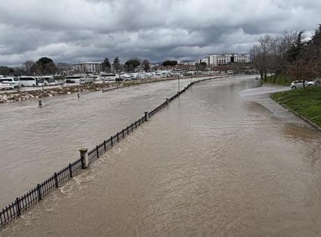 Çanakkale'de Sel Tehlikesi: Kocabaş Çayı Taştı ve Ekipler Sahada