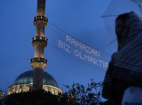 İstanbul'un Semalarını Aydınlatan Mahyalar: Ramazan Ayı Müjdecisi