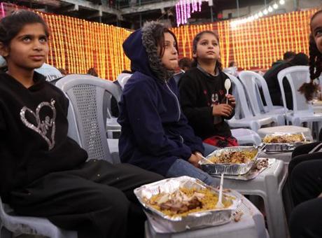 Gazze'de İlk İftar Bombaların Sesi Olmadan Gerçekleşti