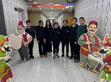 'Eski Ramazan Geleneği' Okullarda Yeniden Canlanıyor: Maniler, Davullar ve Hacivat-Karagöz ile Dolu Bir Ramazan Sokağı