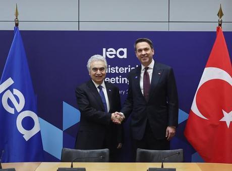 Bakan Bayraktar ve IEA Başkanı Birol'dan Enerji Dönüşümü Üzerine Önemli Görüşmeler