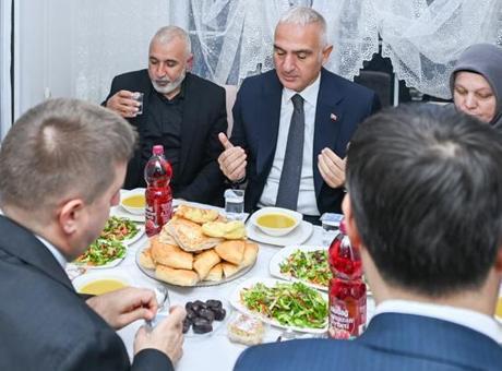 Bakan Ersoy, Kırıkkale’de Vatandaşlarla İftar Yaptı ve Temaslarda Bulundu