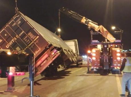 Büyükçekmece TEM Otoyolu'nda TIR Devrildi, Şoför Yaralandı