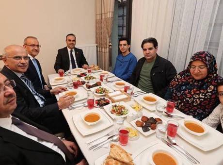 Bakan Kacır, Depremzede Aile ile İftar Sofrasında Buluştu