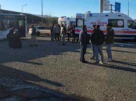 Bingöl'de Ambulans ve Ticari Araç Çarpıştı: 5 Kişi Yaralandı