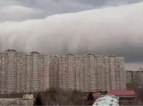 Almatı'da 'Dev Duvar' Bulutları Şehir Üzerinde Belirdi