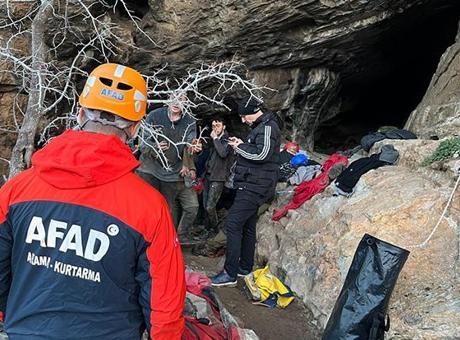 İzmir'de Mağara Kurtarma Operasyonu: Düşen Kişi İçin Zamanla Yarış Başladı