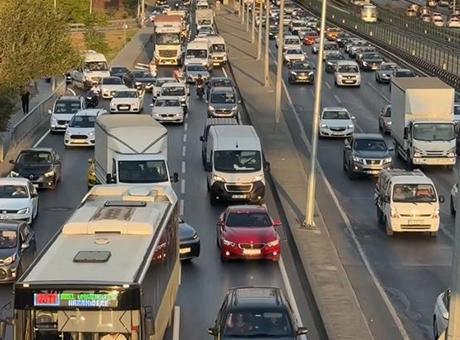 İstanbul'da Sabah Trafiği: Anadolu Yakası'nda Yoğunluk Yüzde 72'ye Ulaştı