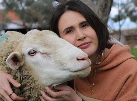 Çiftlik ile Acil Servis Arasında Bir Yaşam: Hemşire Rümeysa Taşova'nın Hikayesi